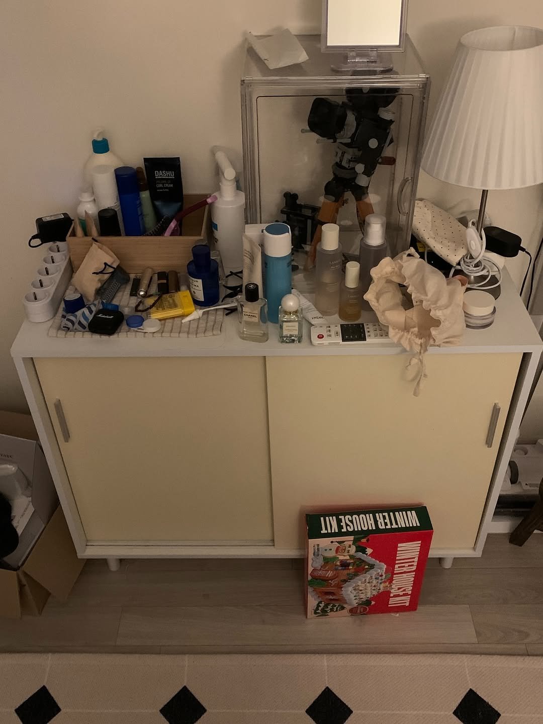 Photo by 영아 on December 25, 2025. May be an image of fragrance, perfume, hand cream and text.