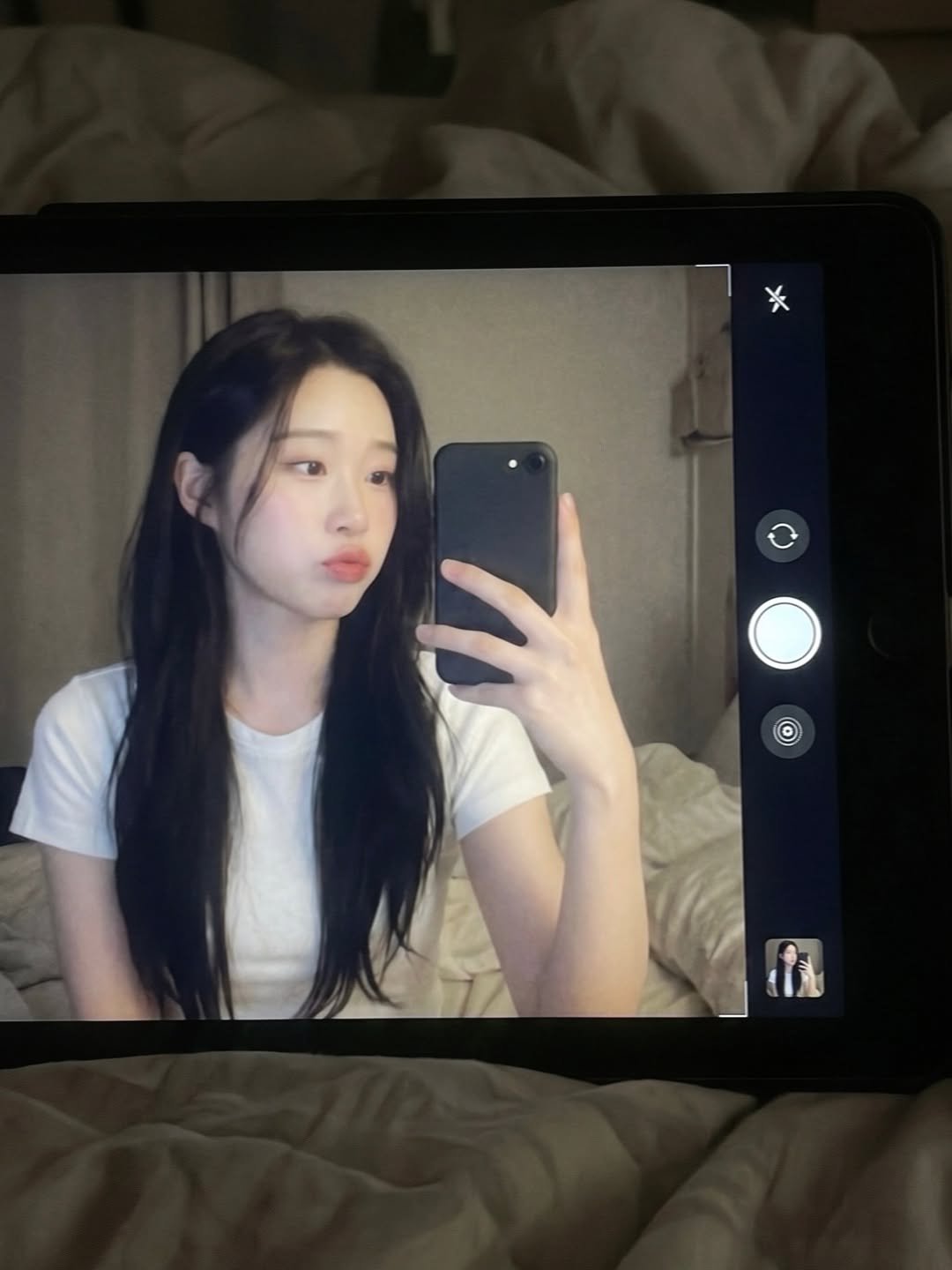 Photo by 영아 on April 22, 2026. May be a selfie of phone, tablet and text.