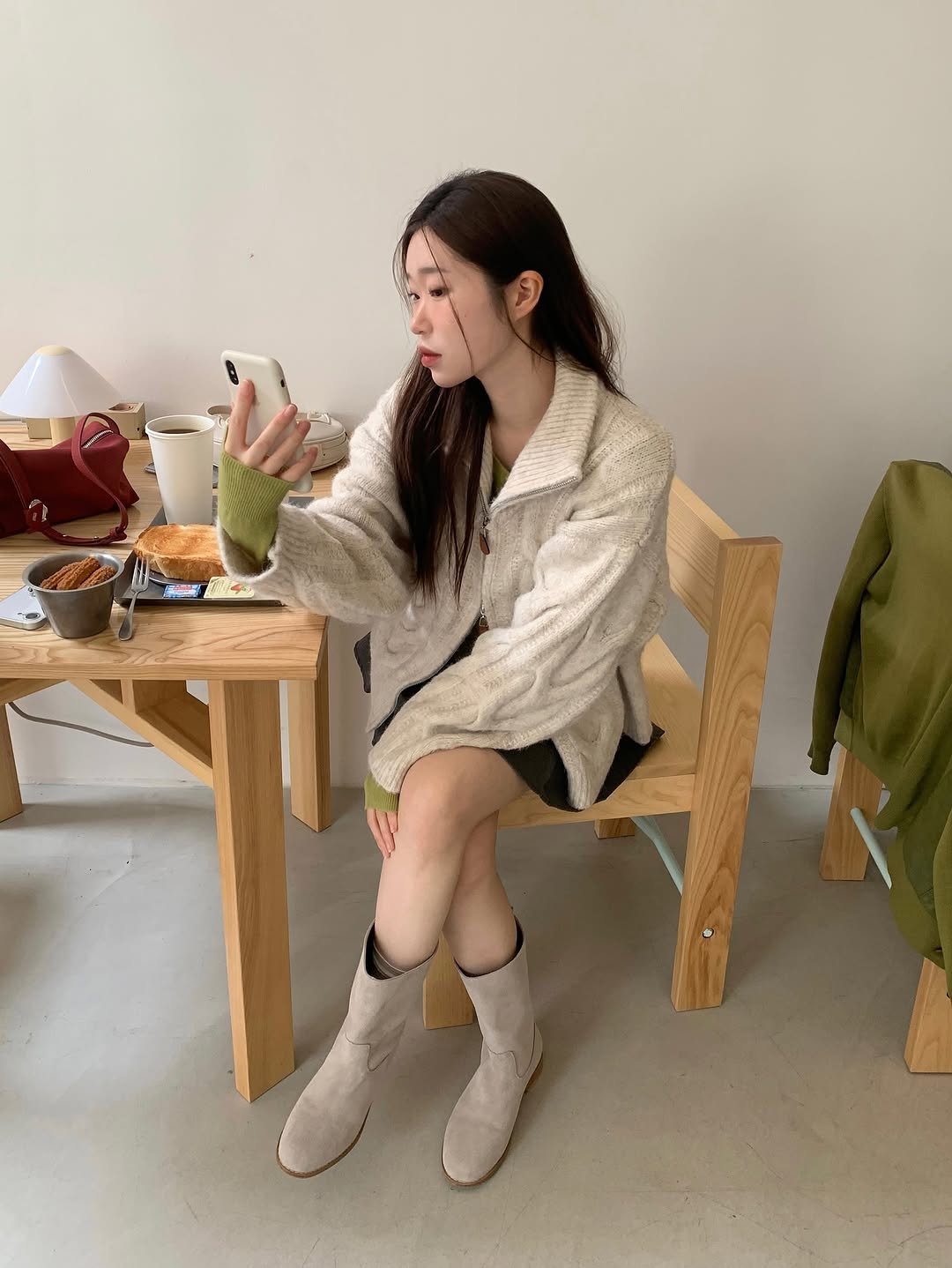 Photo by 영아 on November 08, 2025. May be an image of duffle coat, overcoat, parka, boots, cornflower and text.