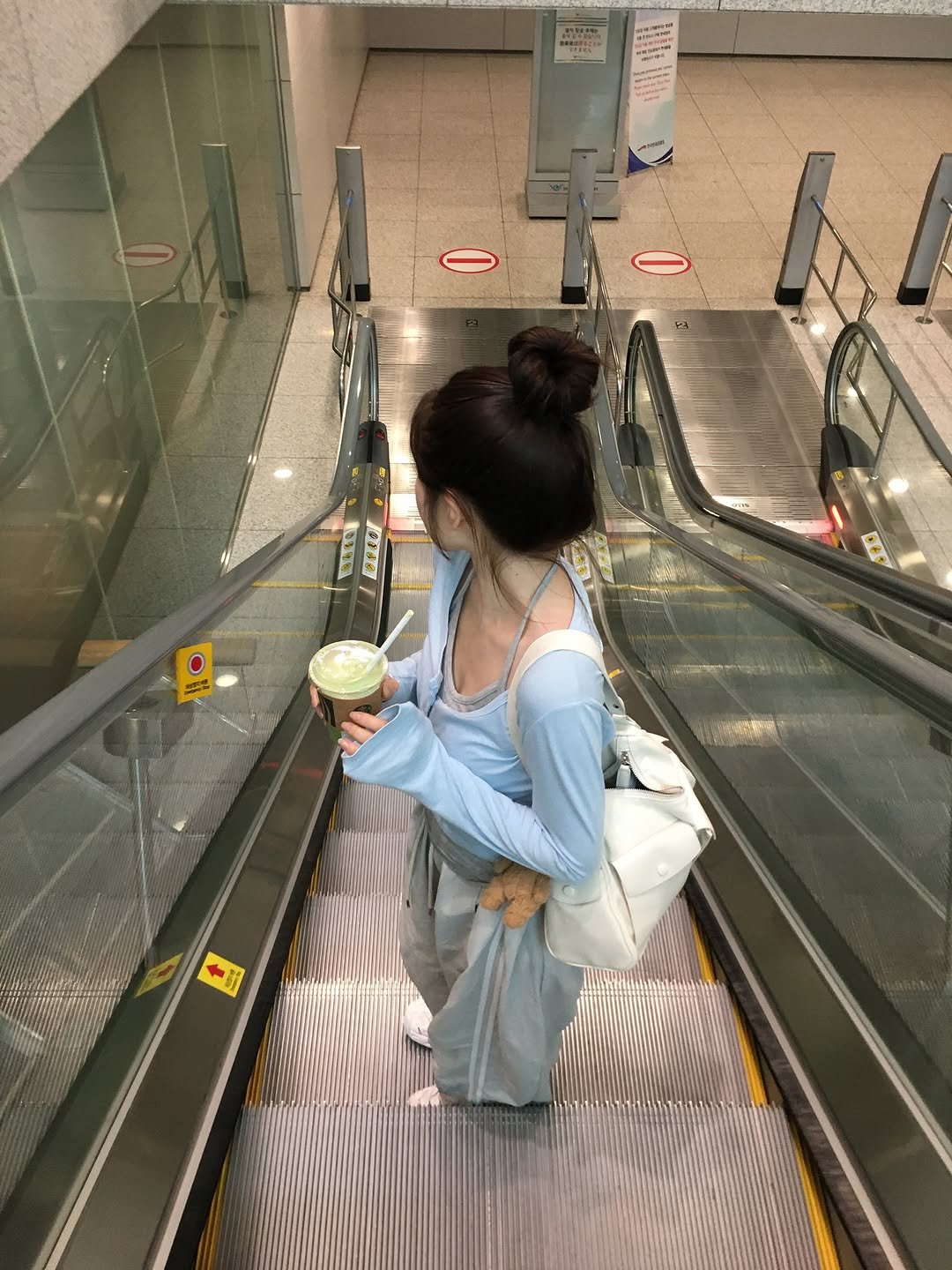 Photo by 영아 on August 16, 2025. May be an image of 1 person, gelato and ice cream.