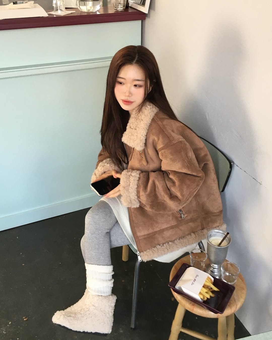 Photo by 영아 on December 14, 2025. May be an image of duffle coat, sable coat, goosedown coat, parka and text.