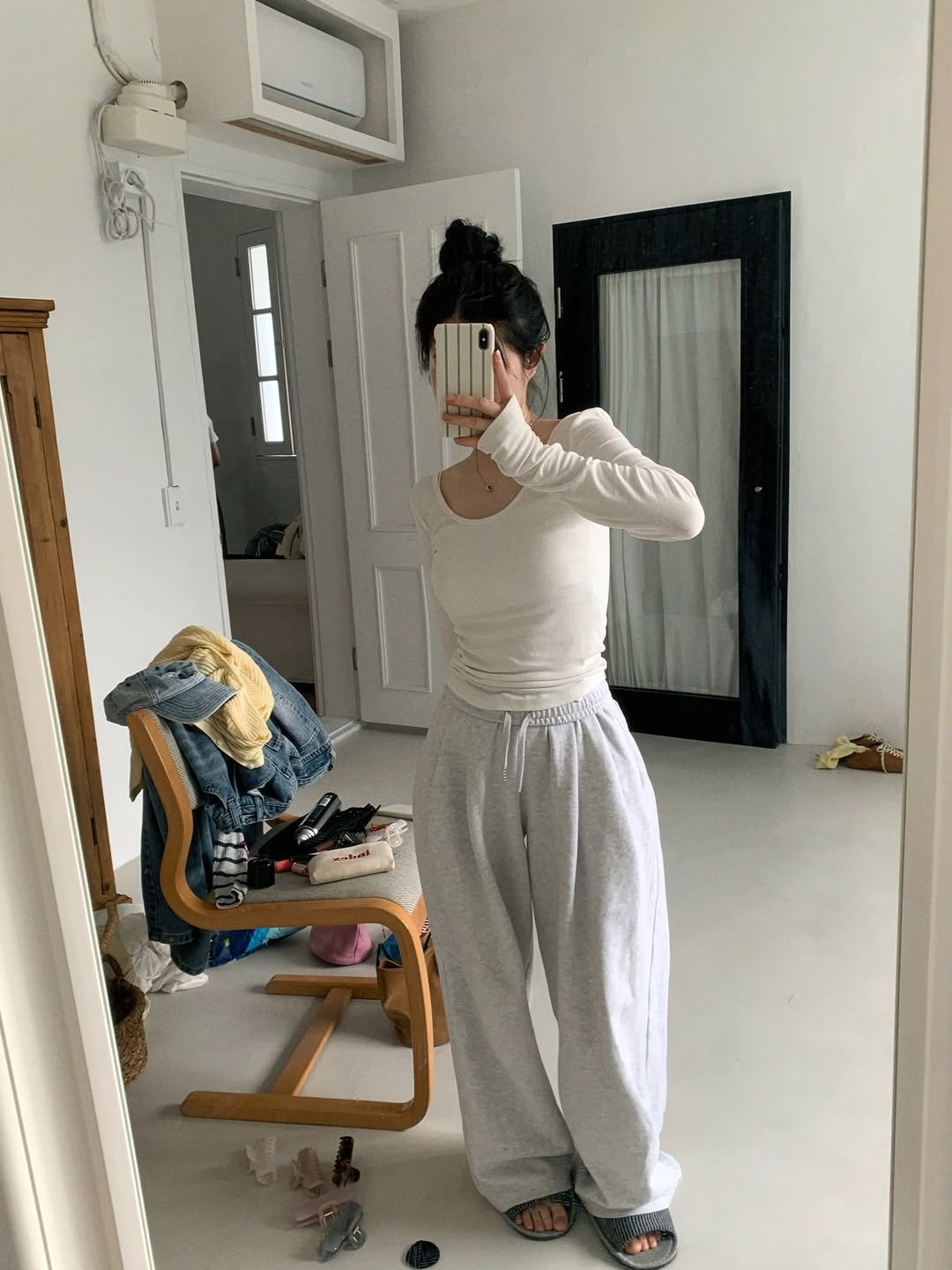 Photo by 영아 on April 27, 2026. May be an image of sweatsuit, sweatpants, turtleneck and text.