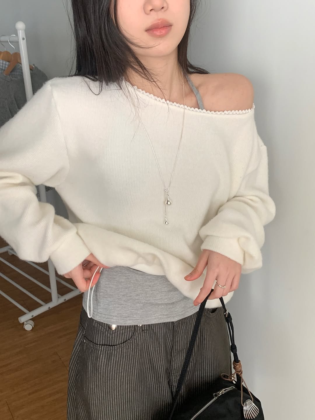 Photo shared by 영아 on January 27, 2026 tagging @laonne.shop. May be an image of one or more people, hair, drawstring, top, turtleneck, purse, sweatshirt and text.