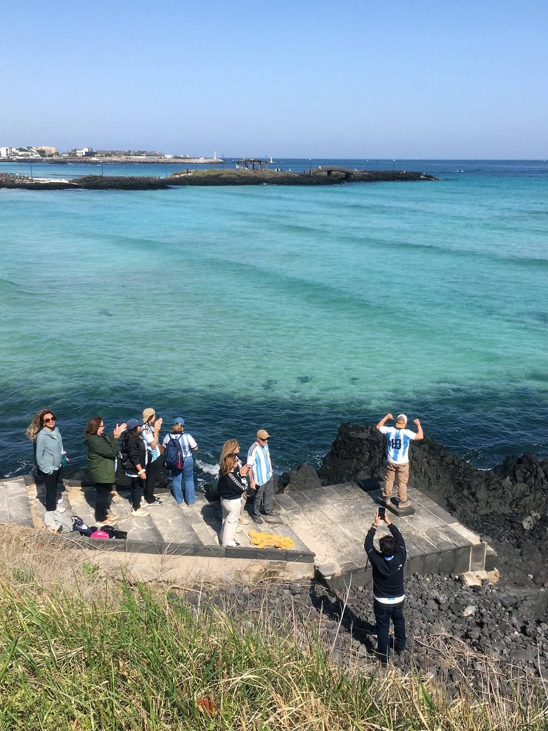 Photo by 영아 on April 24, 2026. May be an image of coast and text.