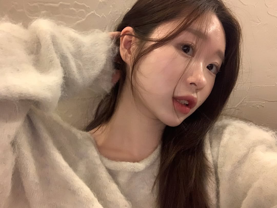 Photo by 영아 on November 11, 2025. May be an image of one or more people, hair, top and text.