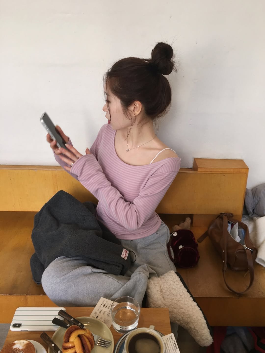 Photo by 영아 on December 16, 2025. May be an image of phone, top, sweatshirt, cornflower and text.