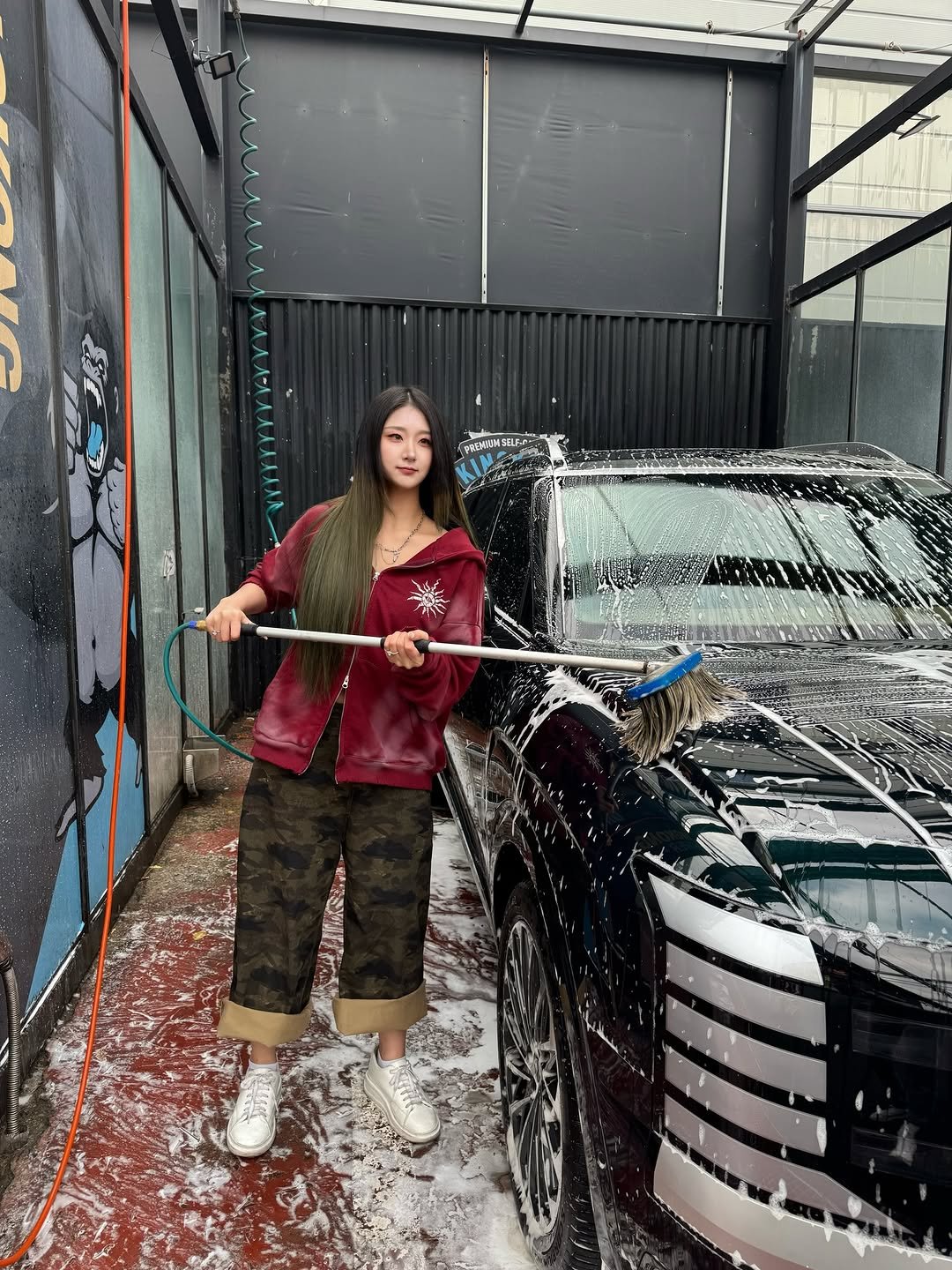 Photo shared by 고경 on December 16, 2025 tagging @hyundai_kor, @iseungjuiseungju, @hyundai_hstylist, and @p.imadaziwin. May be an image of windshield, car and text.