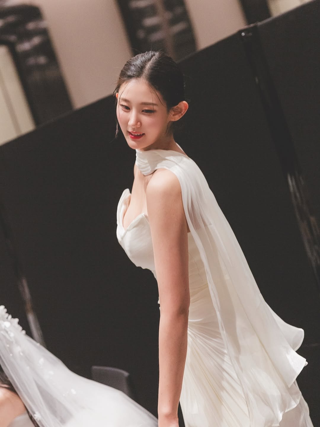 Photo shared by 고경 on February 05, 2026 tagging @dewdew1221, @hetz_dago, @hetz_jinjoolo, and @dieu_de_lapoeme_official. May be an image of gown, dress and text.