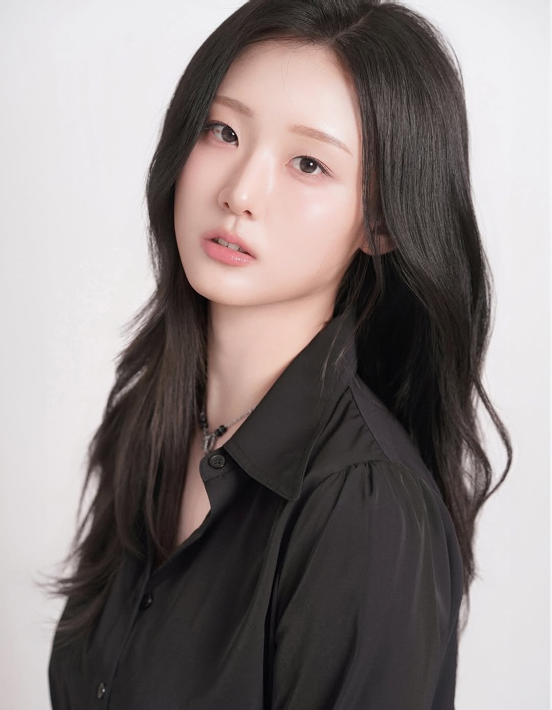 Photo shared by 고경 on April 18, 2026 tagging @eunsu_makeup, and @yoonseul_studio_o. May be an image of one or more people, braids, makeup and text.