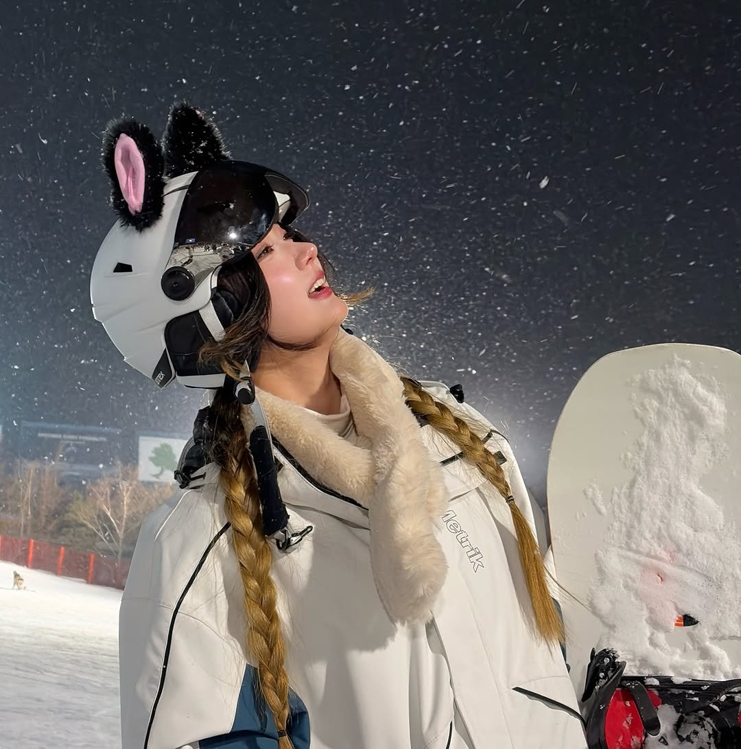 Photo by 고경 on January 25, 2026. May be an image of face mask, snowsuit, glasses, parka, ski, ski slope, snow and text.