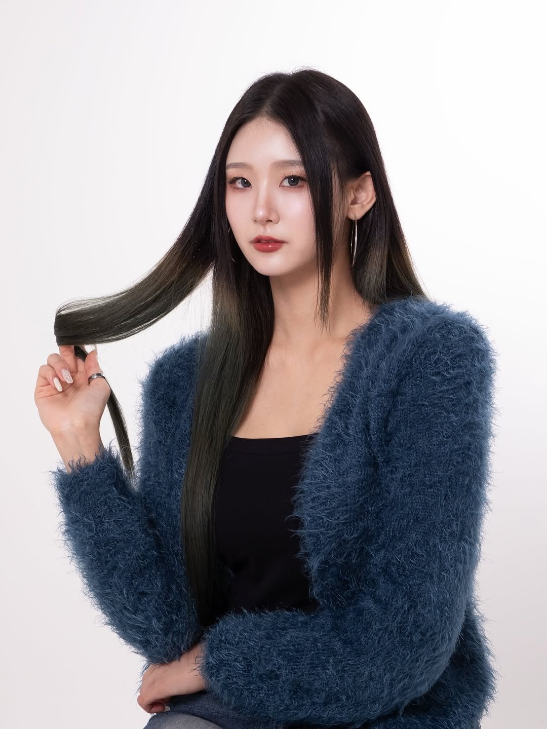 Photo by 고경 on December 29, 2025. May be an image of one or more people, braids, makeup, knit and text.