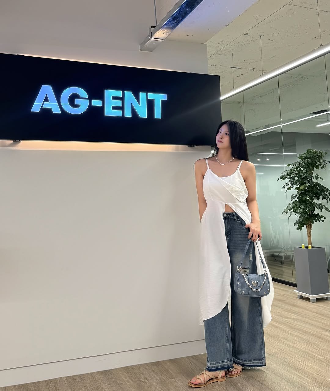 Photo shared by 고경 on August 11, 2025 tagging @agent_kor. May be an image of 1 person, sling, office and text that says 'AG-ENT ENT AG-'.