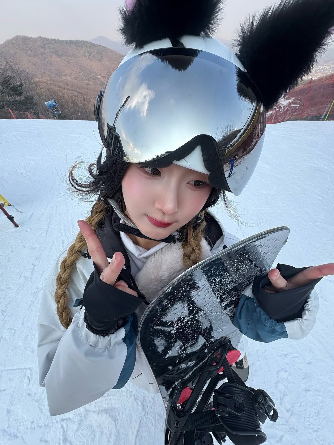 Photo by 고경 on January 24, 2026. May be an image of snowboarding, glasses, ski slope and text.