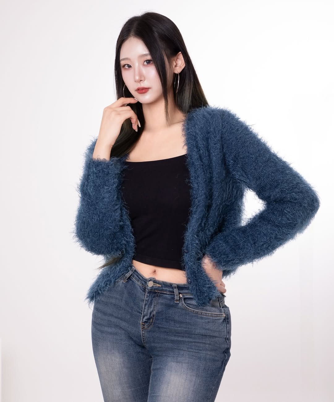 Photo by 고경 on December 26, 2025. May be an image of knit, fur, top, cardigan and text.