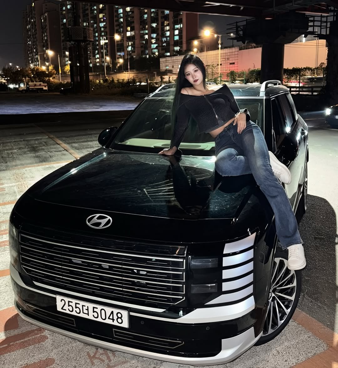 Photo shared by 고경 on November 09, 2025 tagging @hyundai_kor, and @hyundai_hstylist. May be an image of car, wheel, truck, outdoors and text that says '1 255더 2555048 5048'.