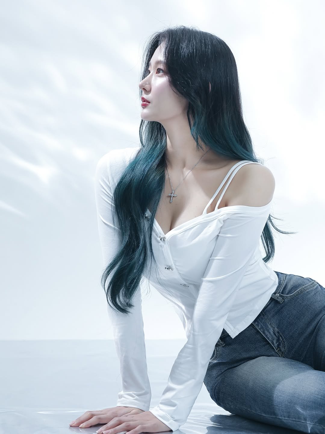 Photo shared by 고경 on October 26, 2025 tagging @hetz_dago, @minimummm_zero, and @barisnap_profile. May be an image of one or more people, hair, makeup and text.