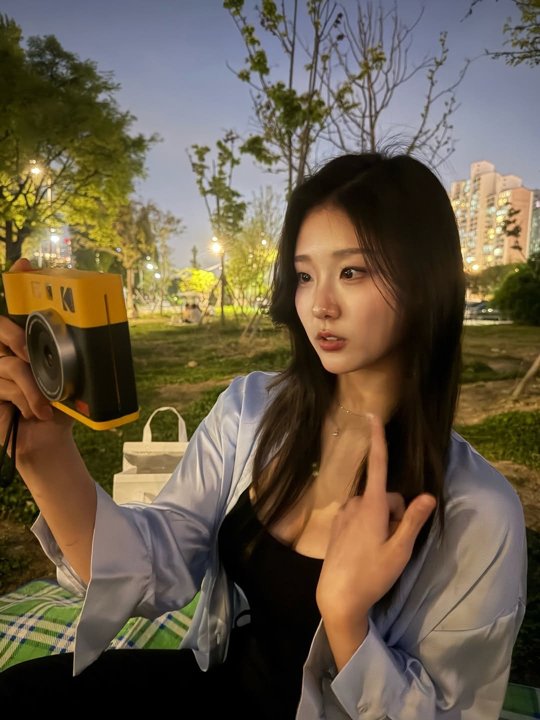 Photo by 고경 on April 20, 2026. May be an image of one or more people, hair, picnic, park and text.