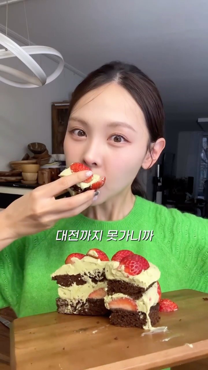 b.niee 게시물 이미지: 아니 요즘 제 알고리즘은 두바이쫀쿠, 성심당케이크로
도배가 되었는데요 ^ㅁ^...