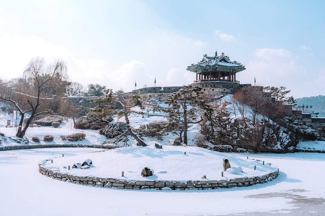 Photo shared by 빈백 | CHANG SU, OH on February 18, 2026 tagging @trazy_korea, @sonykorea, @suwon_city, @gyeonggi_tour, @gyeonggi__official, and @southkorea.explores. May be an image of Gyeongbokgung Palace and text.