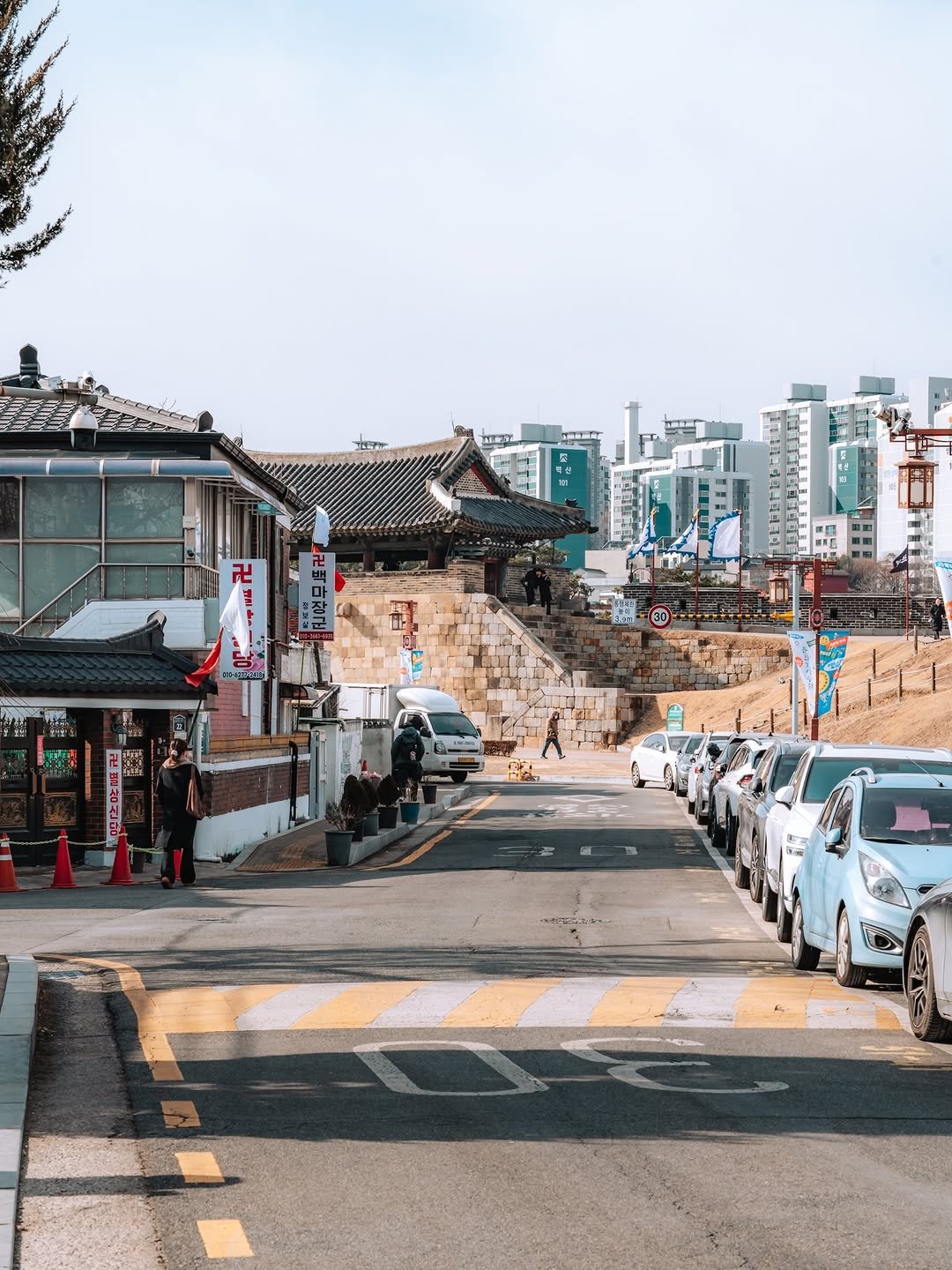 Photo shared by 빈백 | CHANG SU, OH on February 19, 2026 tagging @trazy_korea, @sonykorea, @suwon_city, @gyeonggi_tour, @gyeonggi__official, and @southkorea.explores. May be an image of one or more people, street, road, Gyeongbokgung Palace and text that says '백 마 마 I ..'.