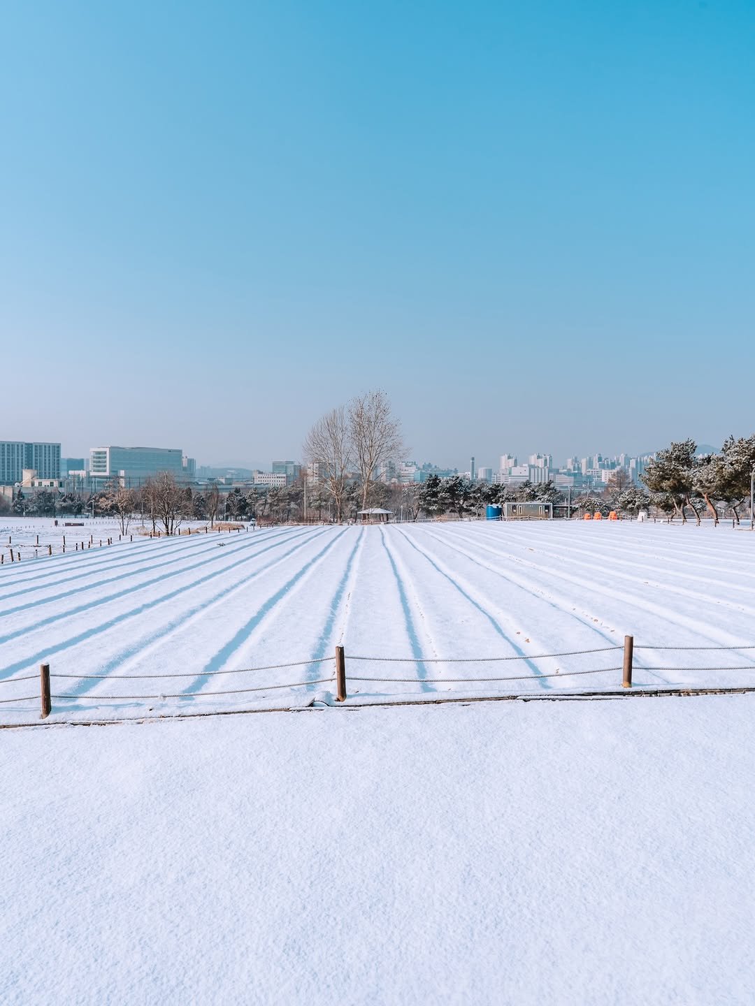 Photo shared by 빈백 | CHANG SU, OH on February 06, 2026 tagging @trazy_korea, @sonykorea, @suwon_city, @gyeonggi_tour, @gyeonggi__official, and @southkorea.explores. May be an image of ski slope, buildings and text.