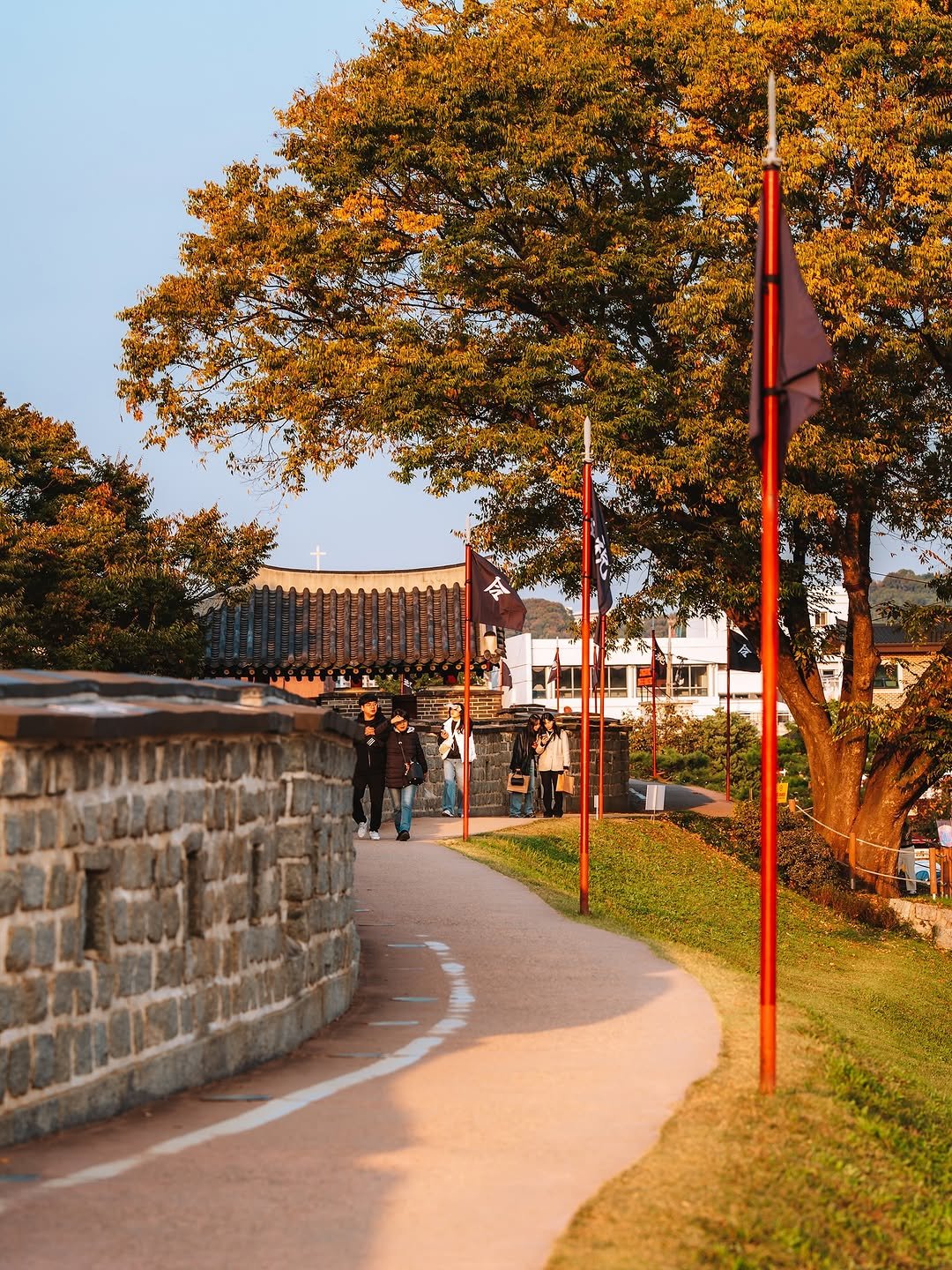Photo shared by 빈백 | CHANG SU, OH on October 30, 2025 tagging @trazy_korea, @sonykorea, @suwon_city, @sonyalpha, and @gyeonggi__official. May be an image of road, park, lamppost and text.