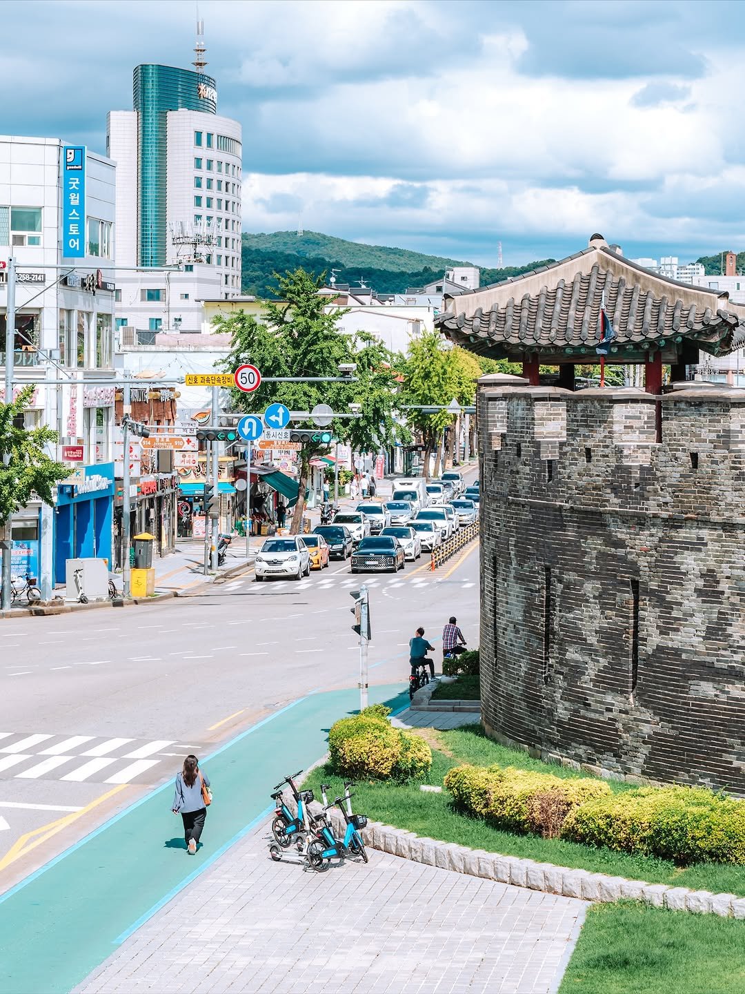 Photo shared by 빈백 | CHANG SU, OH on September 24, 2025 tagging @trazy_korea, @sonykorea, @suwon_city, @sonyalpha, @seoul.southkorea, @gyeonggi_tour, @gyeonggi__official, and @southkorea.explores. May be an image of 5 people, street, tower, buildings, Gyeongbokgung Palace and text.
