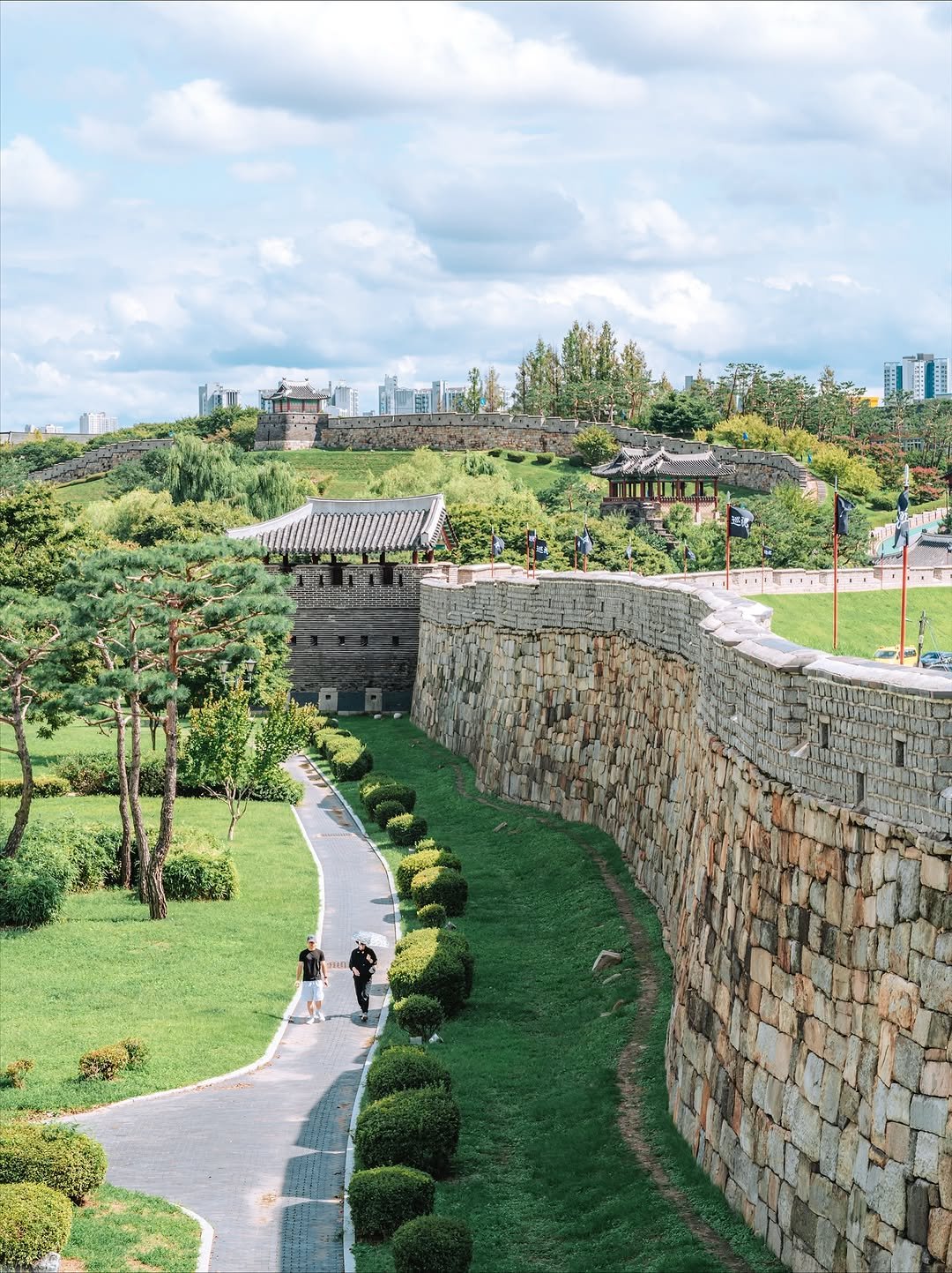Photo shared by 빈백 | CHANG SU, OH on September 20, 2025 tagging @trazy_korea, @sonykorea, @suwon_city, @sonyalpha, @seoul.southkorea, @gyeonggi_tour, @gyeonggi__official, @visitkorea_travel, and @southkorea.explores. May be an image of 3 people, castle, park and text.
