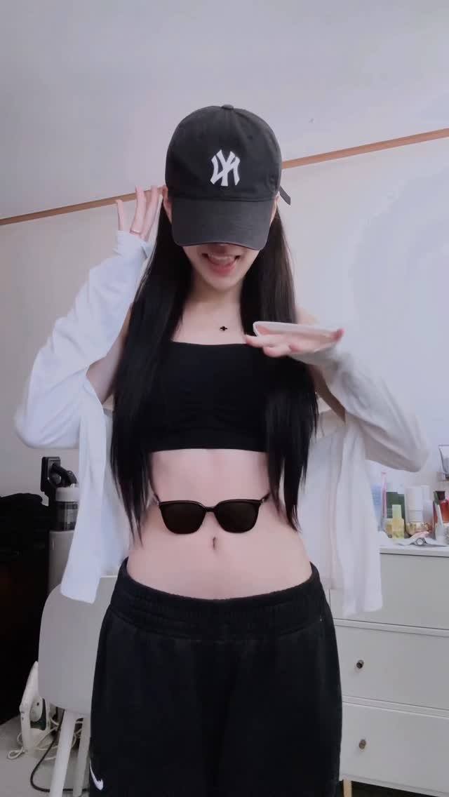 b_mm_k 게시물 이미지: 이 정도면 선글라스 챌린지 성공 맞제 ?
.
.
#댄스 #챌린지 #틱톡 #99 ...