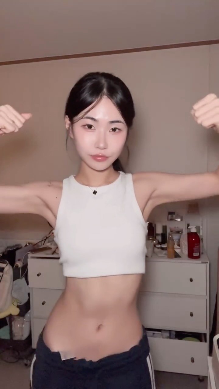 b_mm_k 게시물 이미지: 흐느적흐느적 #fyp