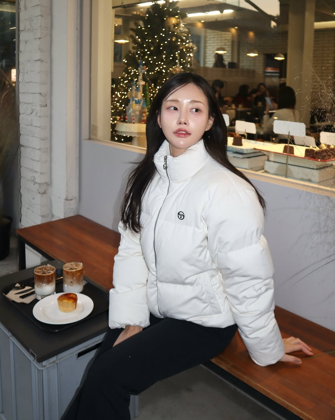 Photo by 변민서 on November 26, 2025. May be an image of duffle coat, goosedown coat, parka, flight jacket and text.