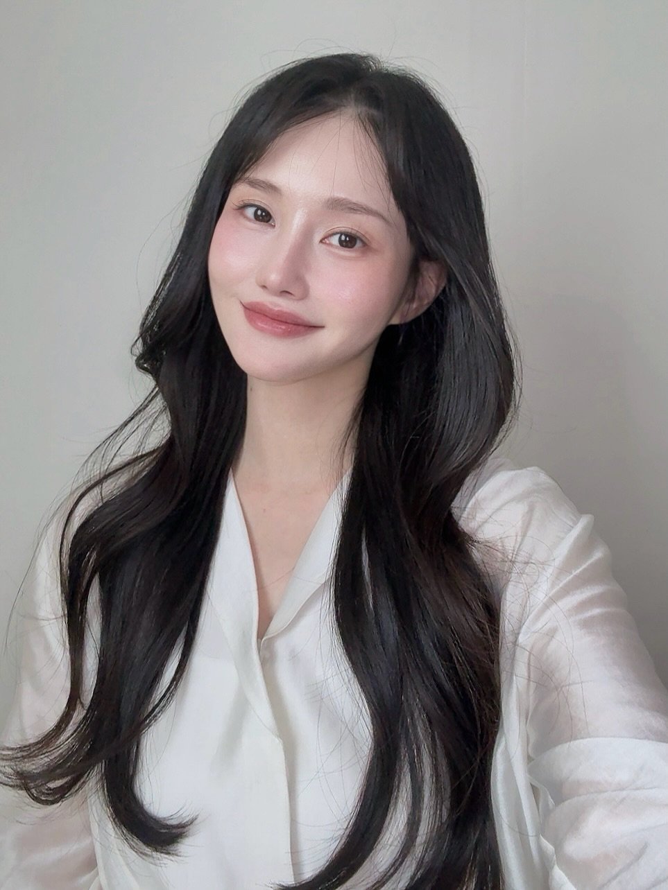 Photo by 변민서 on April 22, 2026. May be an image of one or more people, braids, long hair, top and text.