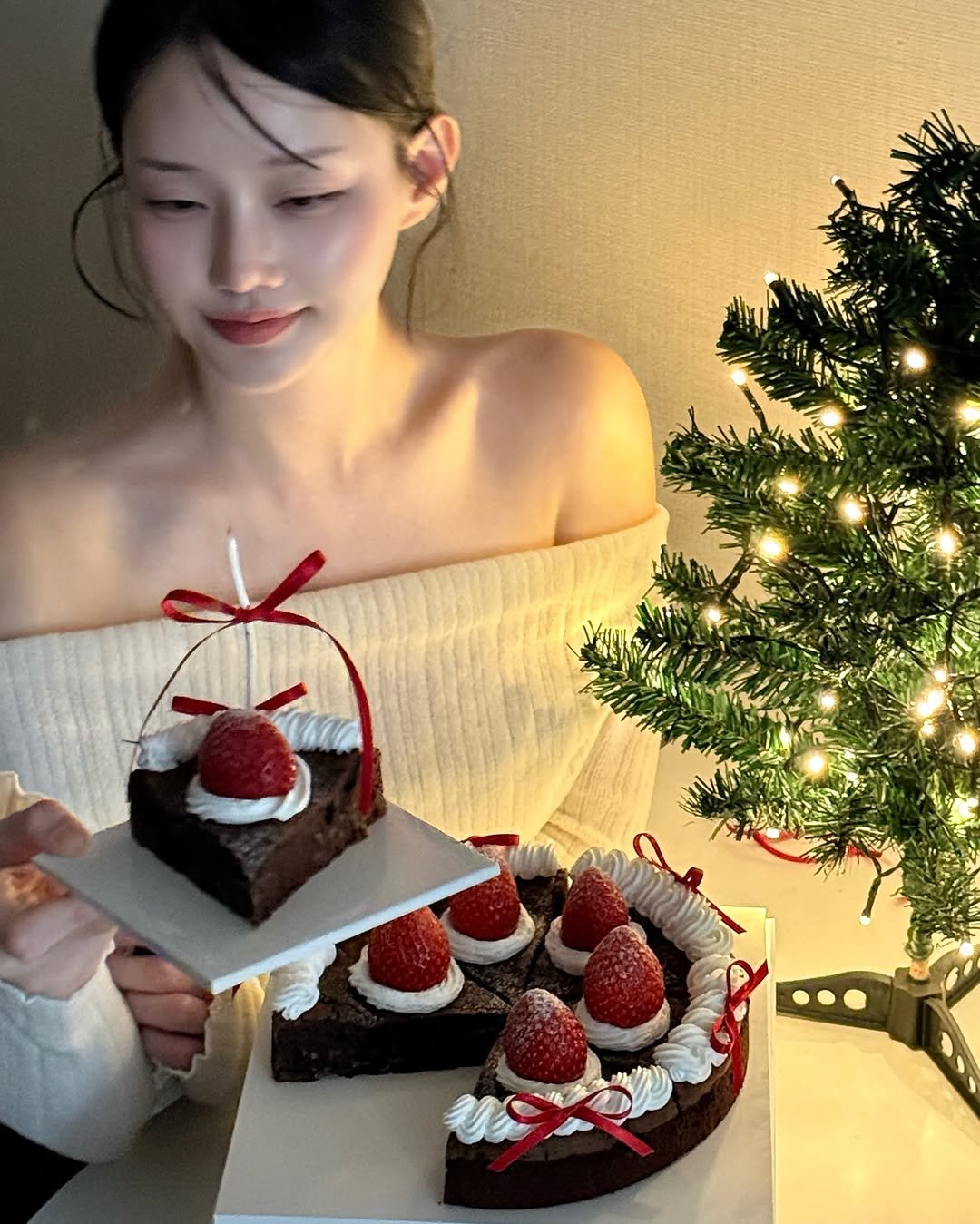 Photo shared by 변민서 on December 14, 2025 tagging @yum__cake__. May be an image of fruitcake, chocolate cake, strawberry and text.