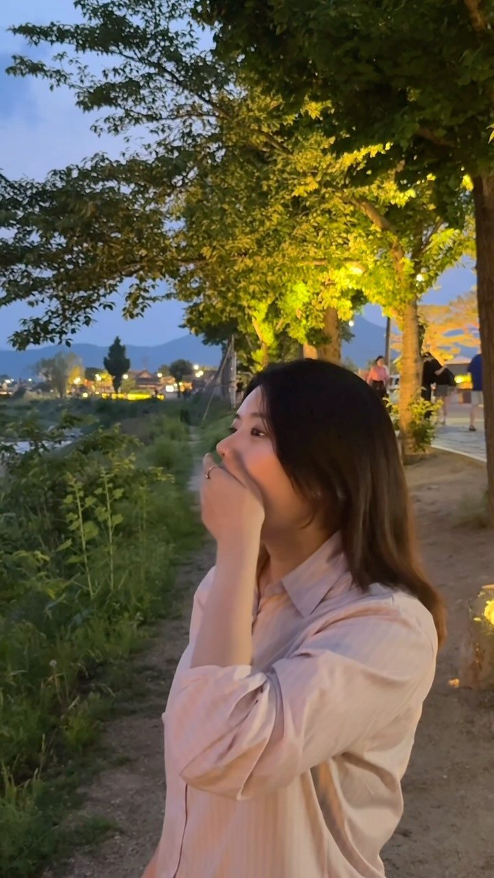 babbly__ 게시물 이미지: 너무 예뻤던 월정교의 밤🌙✨
⠀⠀⠀
낮에도 멋지지만, 조명이 하나 둘 켜지는 밤의...