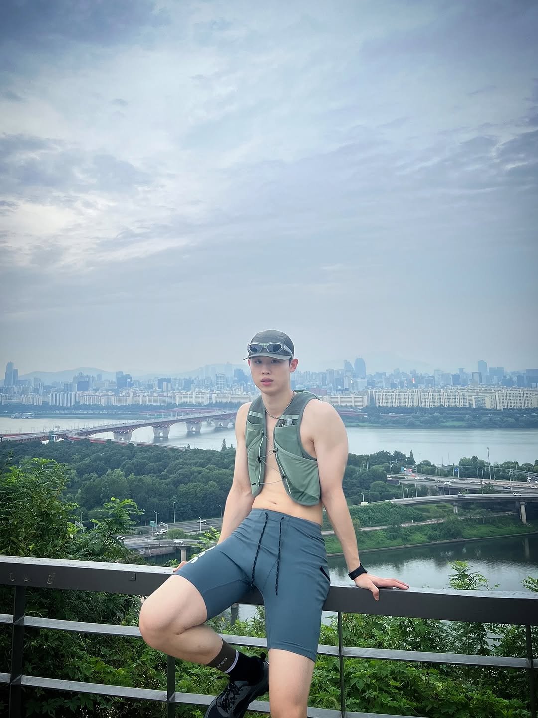 Photo shared by 백승범 | 백간 on August 08, 2025 tagging @backbombb, @salomon_kr, and @oss_move. May be an image of 1 person, shorts, Victoria Peak and text.