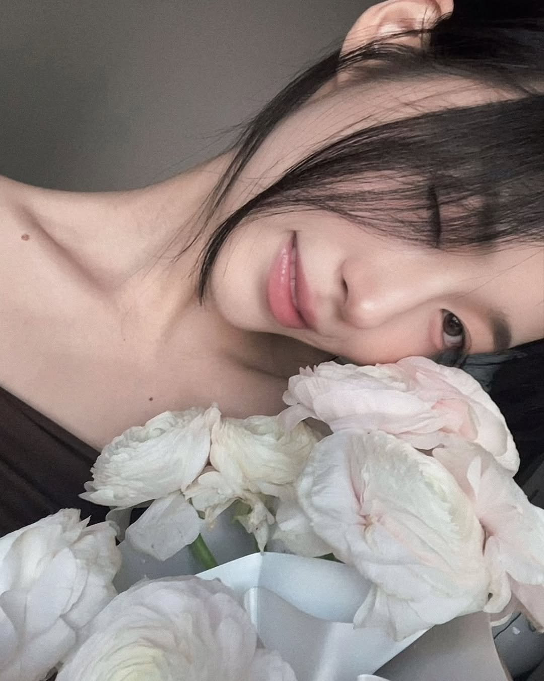Photo by 바다 bada on March 18, 2026. May be an image of one or more people, hair, prairie gentian, white lily, peony, baby's-breath, rose and text.