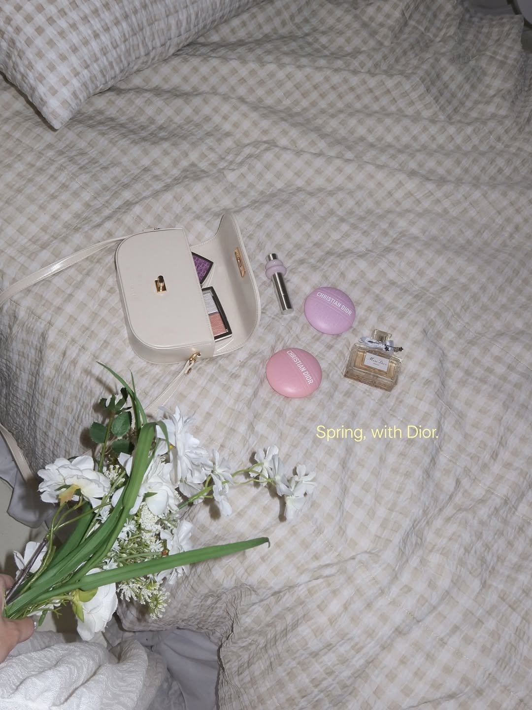 bada_ha 게시물 이미지: #광고 디올에도 봄이 🎀⋆｡ @diorbeauty

가볍게 챙기기 좋은 요즘...