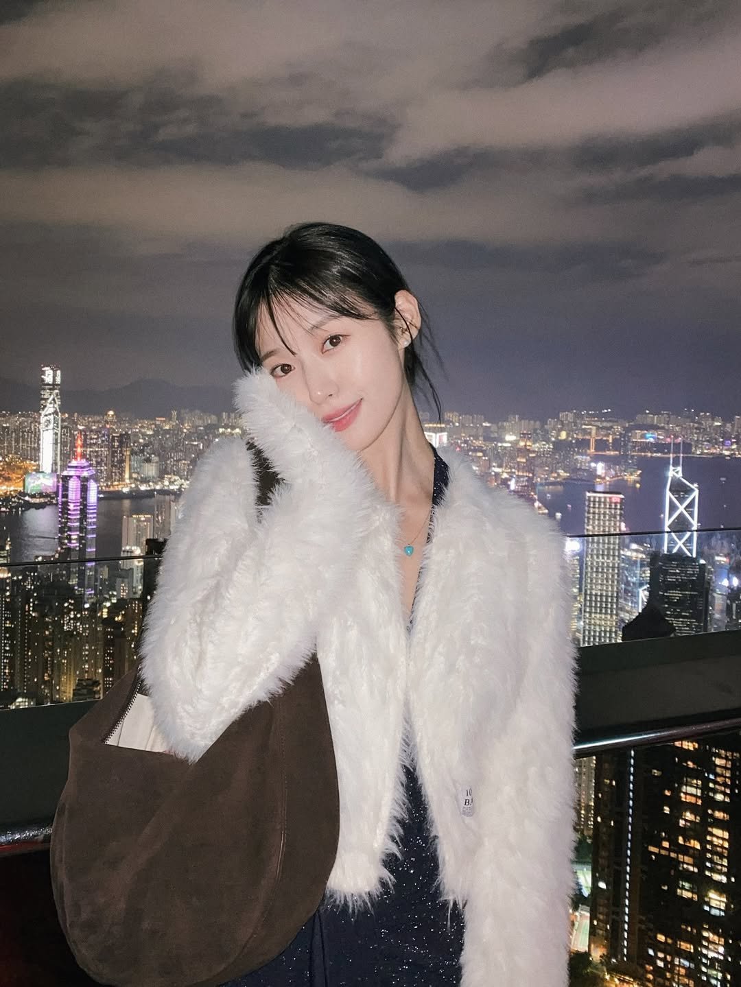 Photo by 바다 Bada on December 26, 2025. May be an image of goosedown coat, duffle coat, fur, parka, Victoria Peak, night and text.