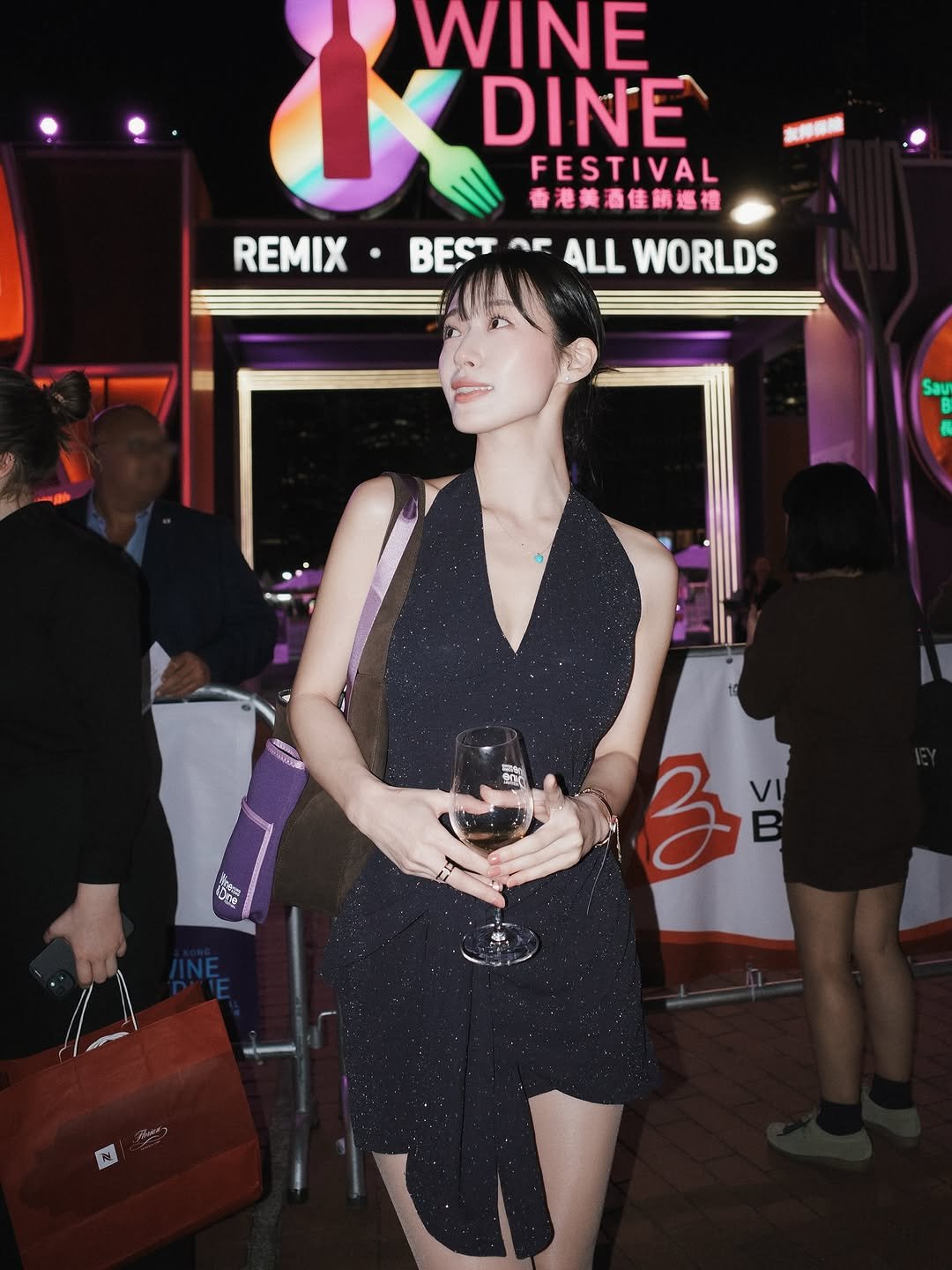 Photo shared by 바다 Bada on October 25, 2025 tagging @discoverhongkong. May be an image of one or more people, hair, dress and text that says 'WINE DINE FESTIVAL 香港美酒佳關媽禮 REMIX BECTO REMIXBESTAFALLWORLD BEST OF ALL WORLDS Sau NSUS 3 .'.