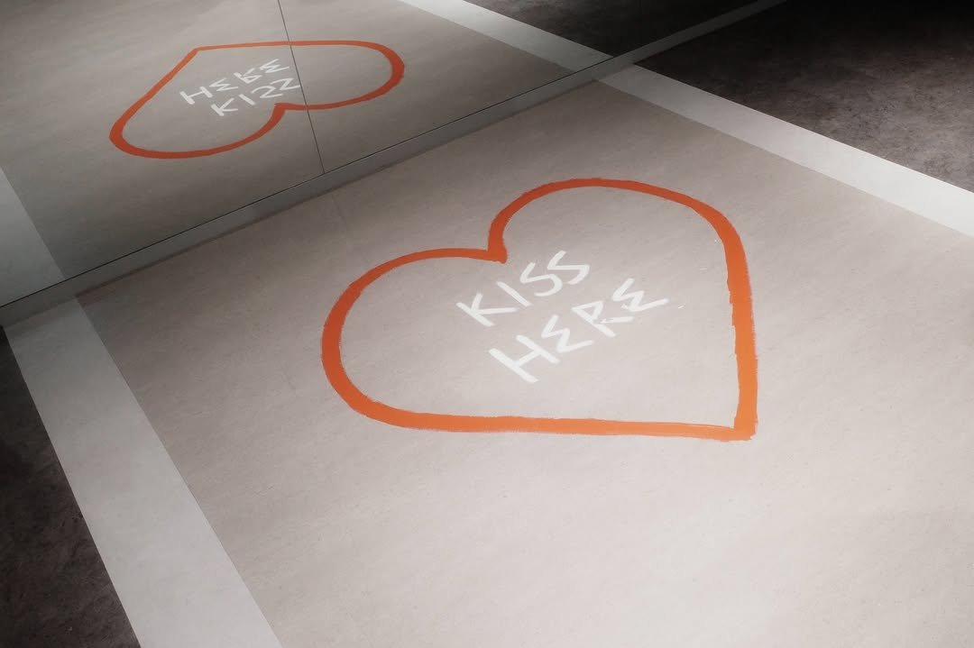 Photo by 바다 Bada on January 28, 2026. May be an image of people kissing, heart and text that says 'HEKE 212 221 = KIsS Kiss HERE'.