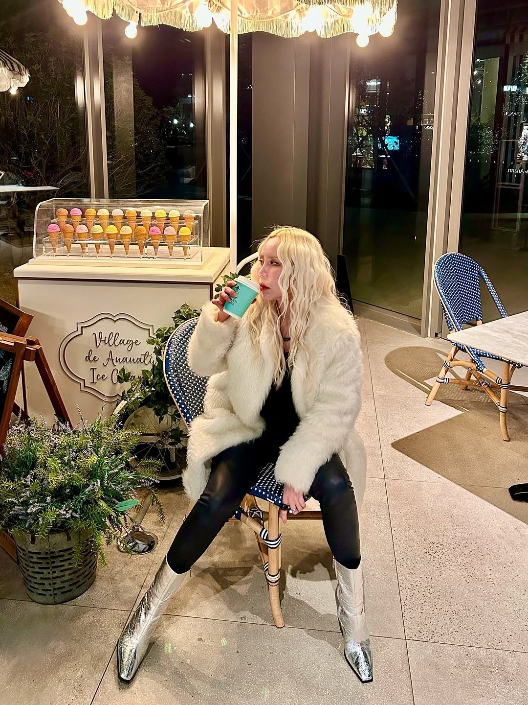 Photo shared by 아이러브 바다 / 15년차 모델 on January 21, 2026 tagging @zara, @uniqlokr, and @my_epicegirls. May be an image of one or more people, blonde hair, sable coat, parka and text.
