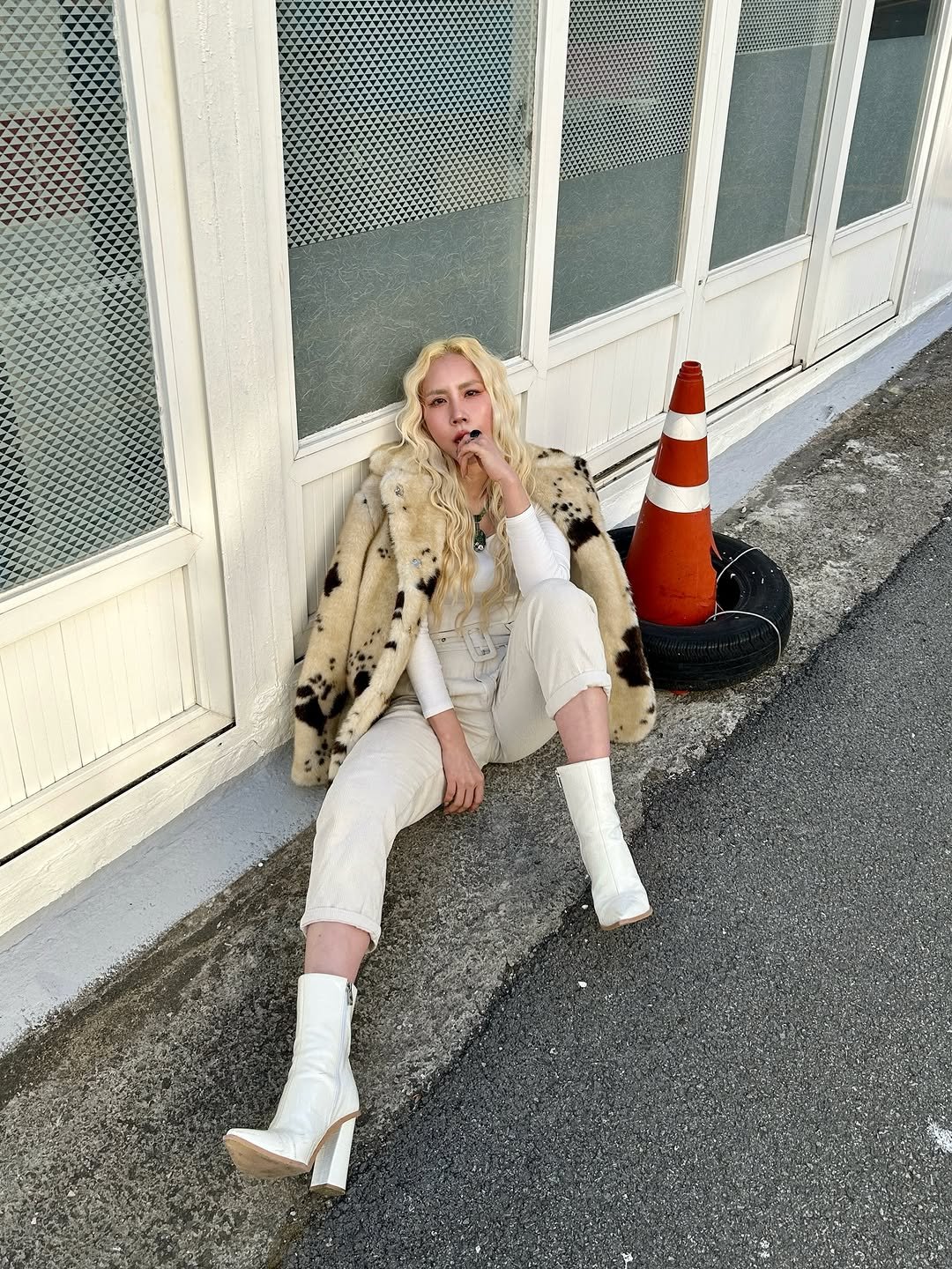 Photo shared by 아이러브 바다 / 15년차 모델 on February 01, 2026 tagging @my_epicegirls. May be an image of overcoat, slingback shoes, turtleneck, fishnet stockings and text.