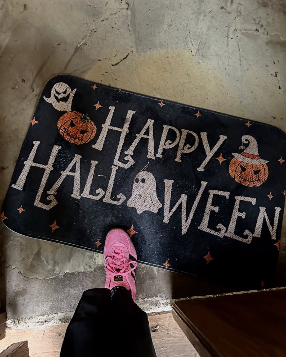 Photo by 아이러브 바다 / 15년차 모델 on October 27, 2025. May be an image of welcome mat, pumpkin and text.