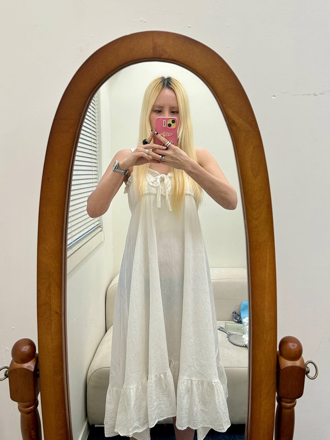Photo by 아이러브 바다 / 15년차 모델 on September 14, 2025. May be an image of 1 person, slip, sleepwear, dress, sundress, mirror, chemise and text.