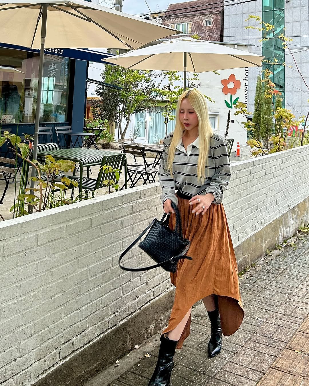 Photo shared by 아이러브 바다 / 15년차 모델 on October 27, 2025 tagging @my_epicegirls. May be an image of skirt, miniskirt and text.