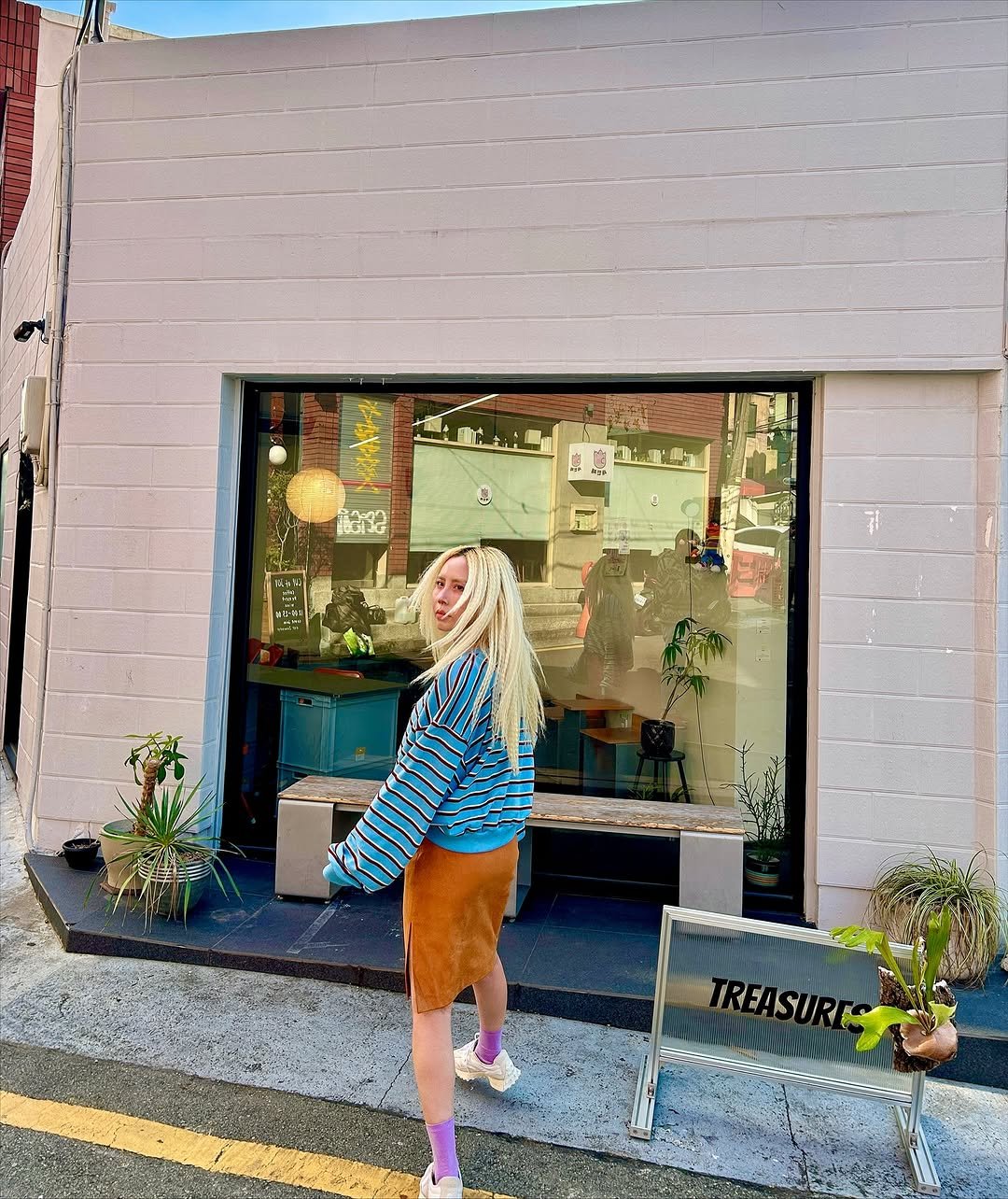 Photo by 아이러브 바다 / 15년차 모델 on November 09, 2025. May be an image of miniskirt, cornflower and text.