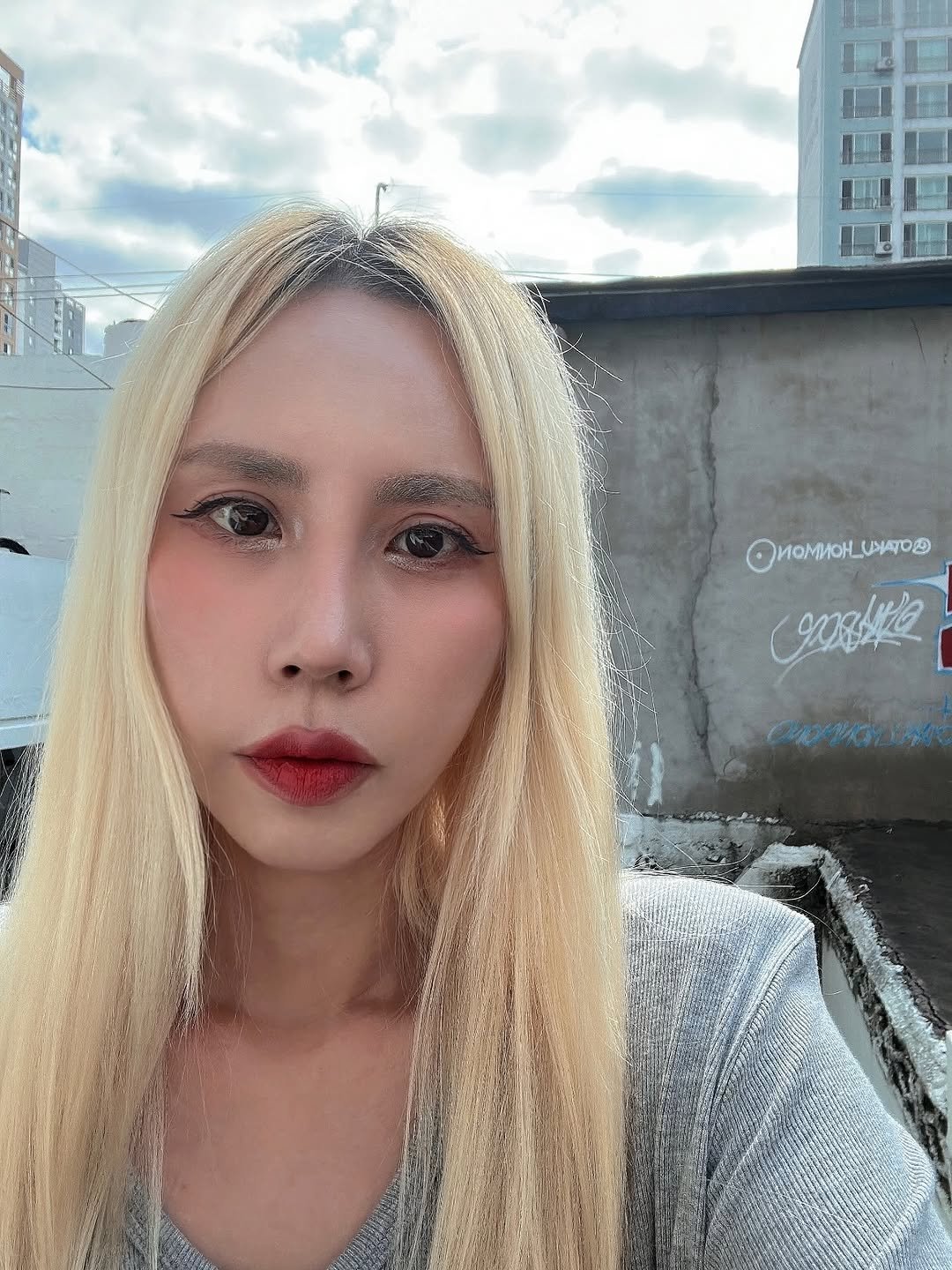 Photo by 아이러브 바다 / 15년차 모델 on September 21, 2025. May be a selfie of 1 person, blonde hair, lipstick, makeup and text.