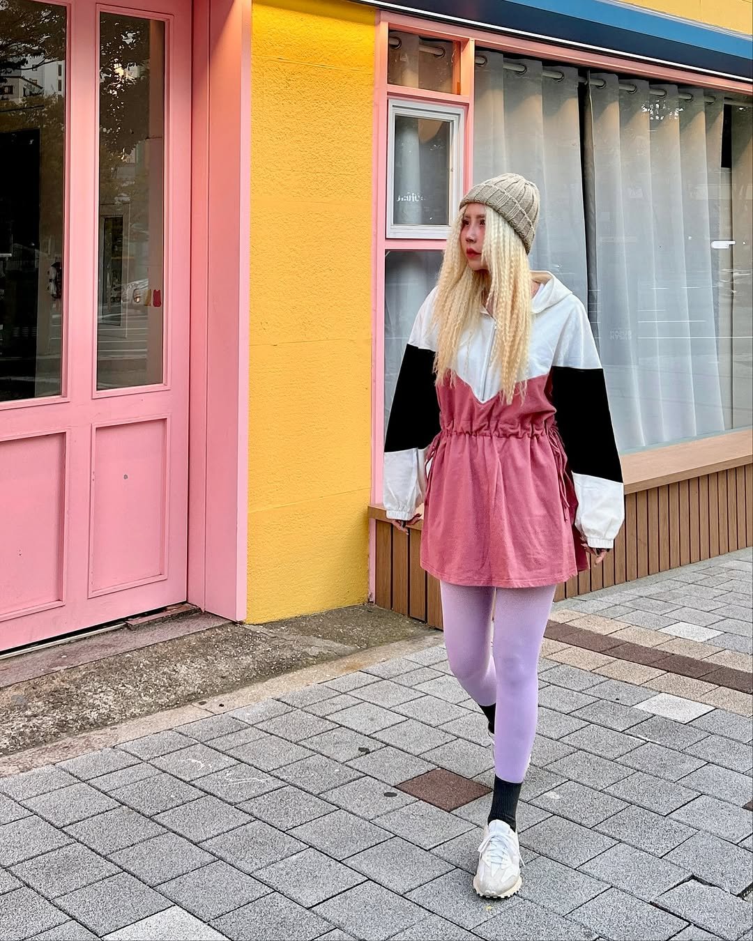 Photo by 아이러브 바다 / 15년차 모델 on October 30, 2025. May be an image of standing, duffle coat, flight jacket, fur, beret, raincoat, tights, parka, turtleneck and text.