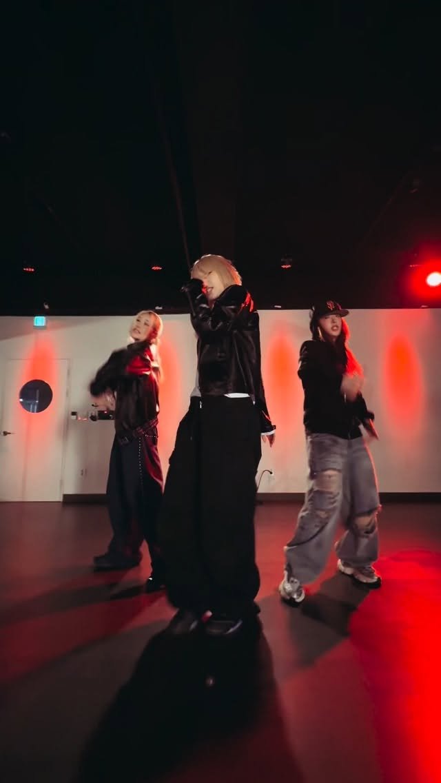 badalee__ 게시물 이미지: Crazy @weareone.exo 👑❤️‍🔥
안무가 ver....