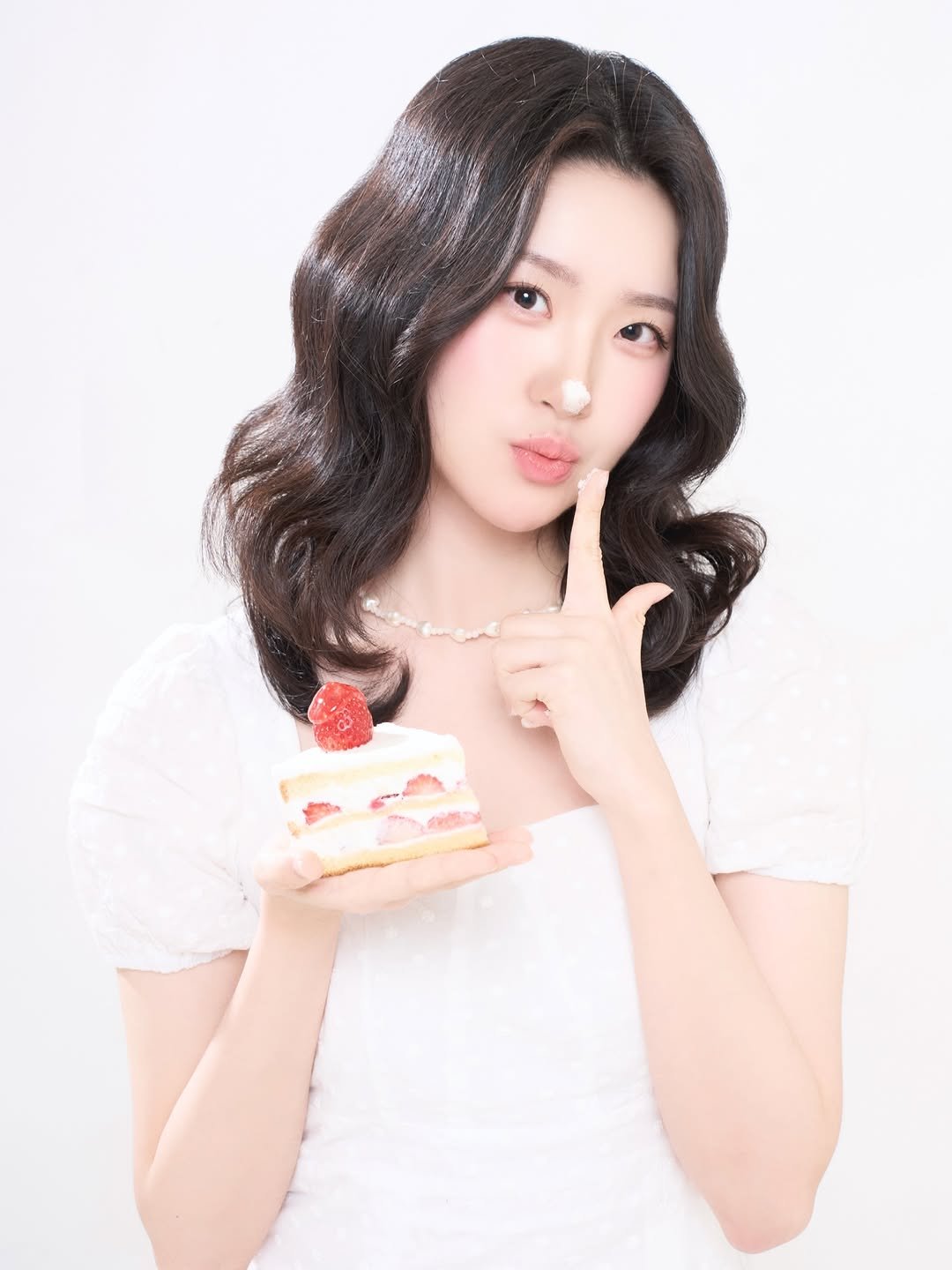 Photo shared by 배또치 on February 21, 2026 tagging @arleanm_up, and @studio_letter.scn. May be an image of one or more people, hair, pie and text.